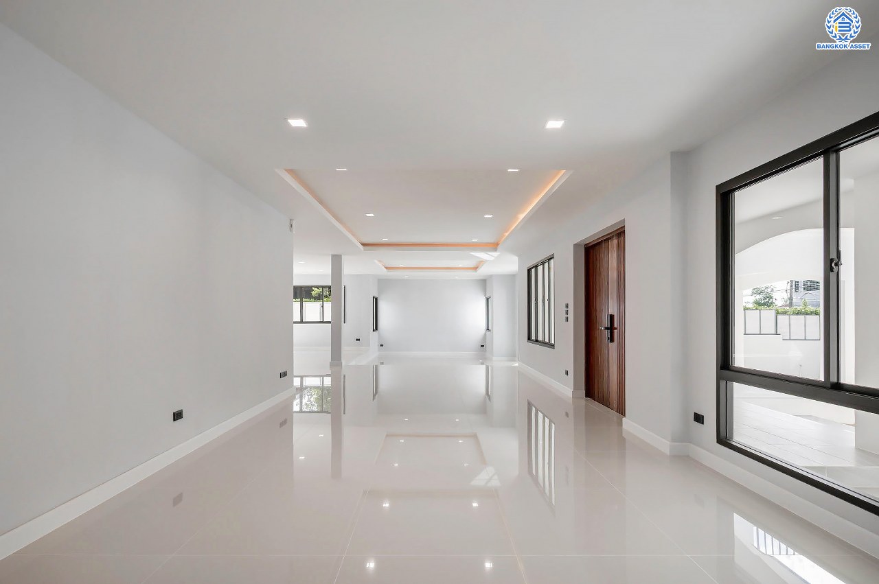 บ้านเดี่ยวฟิลคฤหาสน์มือสองตกแต่งใหม่ แบรนด์ LH ดีไซน์สุดหรูหรา โครงการ ลดาวัลย์ ปิ่นเกล้า เนื้อที่ 178.6 ตร.ว. บนพื้นที่ใช้สอยถึง 651.84 ตร.ม. ฟังก์ชันจัดเต็ม 5 ห้องนอน 7 ห้องน้ำ  1 ห้องแม่บ้าน จอดรถได้ถึง 3 คัน ทำเลศักยภาพติดถนนบรมราชชนนี เชื่อมต่อหลายเส้นทาง ใกล้มหาวิทยาลัยมหิดล และเซ็นทรัลศาลายา